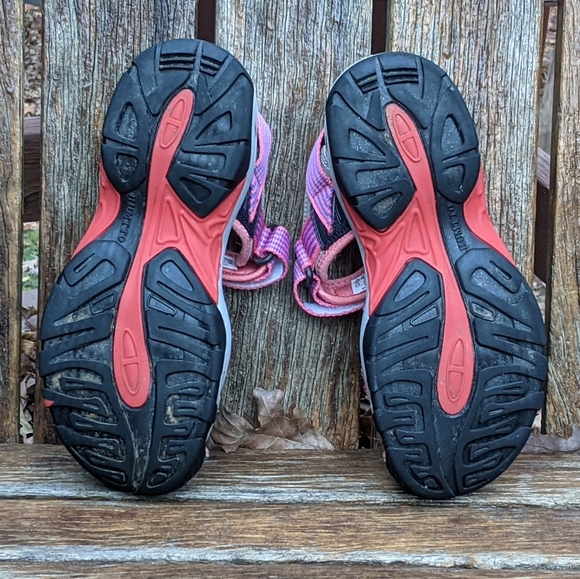 ABEO woman's outdoor sandles w/ enclosed toe. - Picture 3 of 9